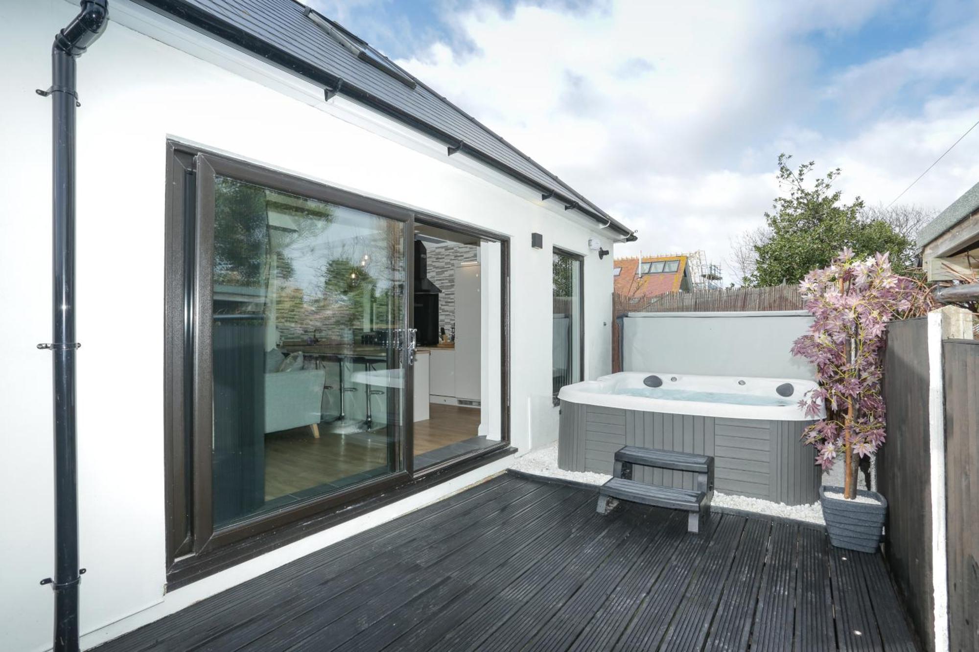 The Broadway Beach House With Hot Tub Herne Bay Exteriör bild